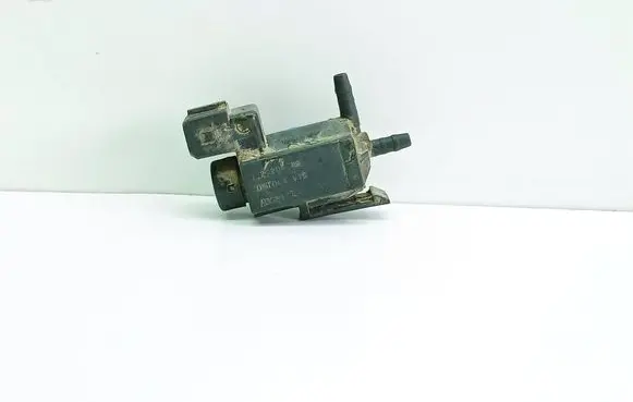 Nissan Terrano Vacuum valve 72220400 01T064