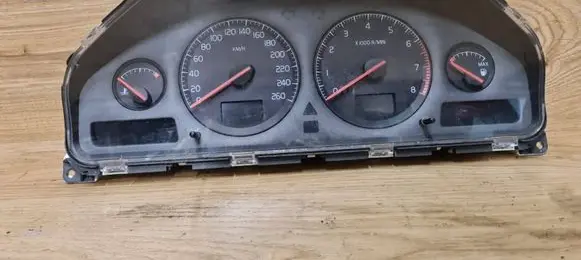 Volvo XC70 Speedometer (instrument cluster) 9499668