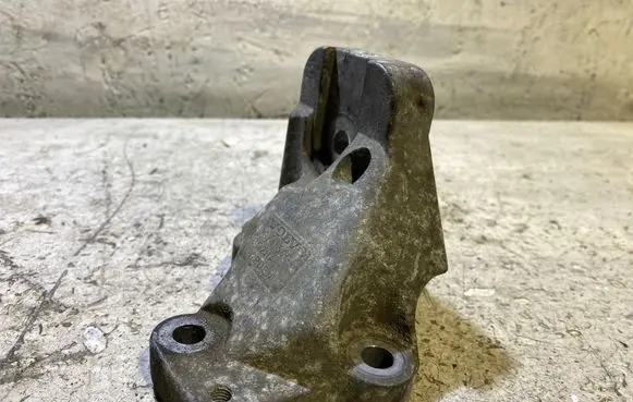 Volvo XC90 Engine mounting bracket 30741567 BQ2HA