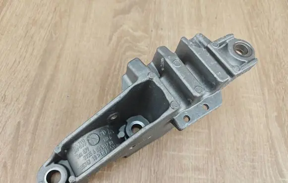BMW 5 G30 G31 G38 Sway bar bush bracket, front 6884012