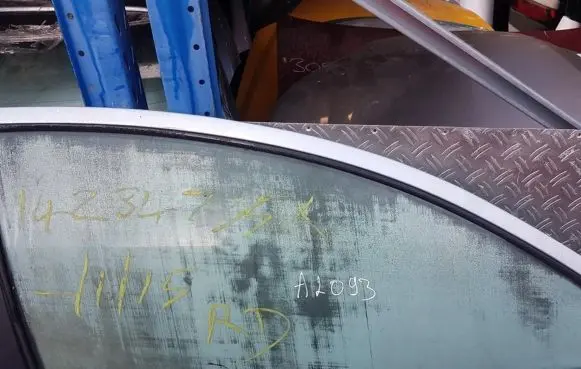 Peugeot 206 Front door window glass four-door