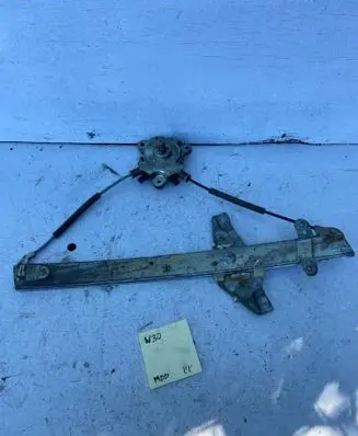 Toyota Corolla E110 Front door manual window regulator 