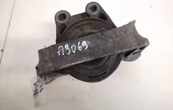 Volvo V50 Engine mount bracket