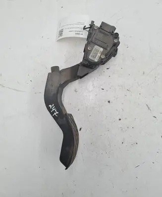 Volkswagen PASSAT B5 Accelerator throttle pedal 8D1721523