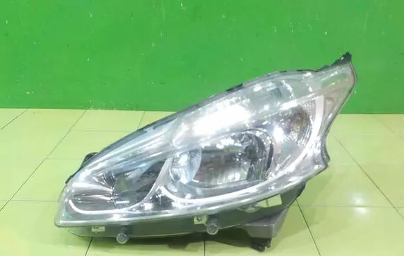 Peugeot 208 I Headlight/headlamp 89905651