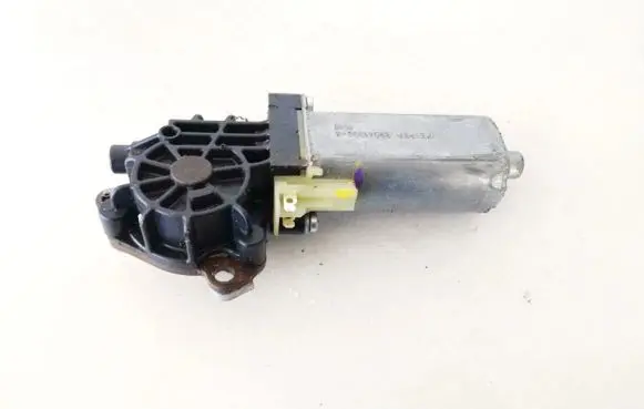 Mercedes-Benz C W203 Seat adjustment motor 0390203002 82041999-4