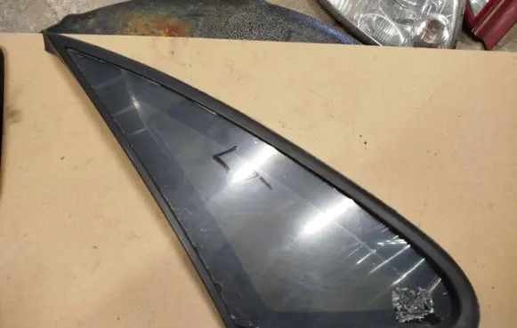 Suzuki Forenza Rear side window 43R000514 A004138 DOT736M326AAS2