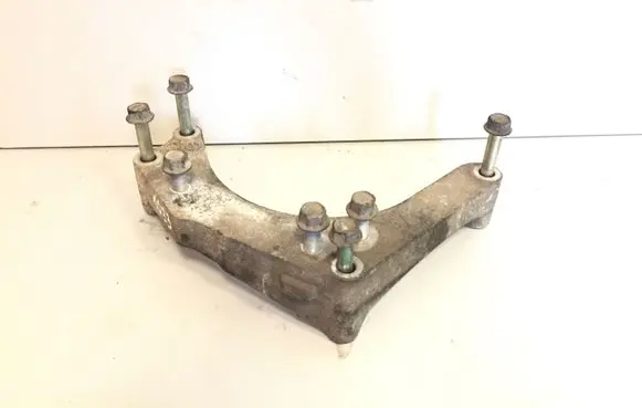Subaru Outback Engine mounting bracket