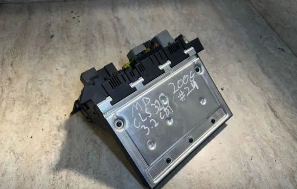 Mercedes-Benz CLS C219 Fuse module 2115457701