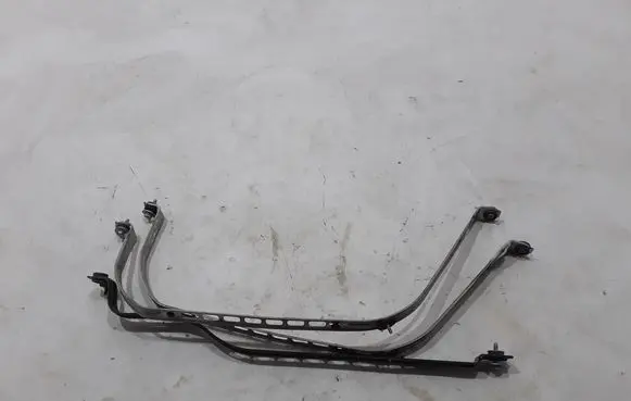 Fuel tank mounting bracket