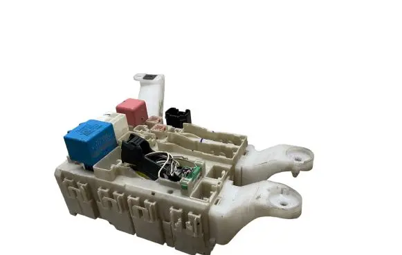 Toyota Verso Fuse module 827300F070C 157510A04