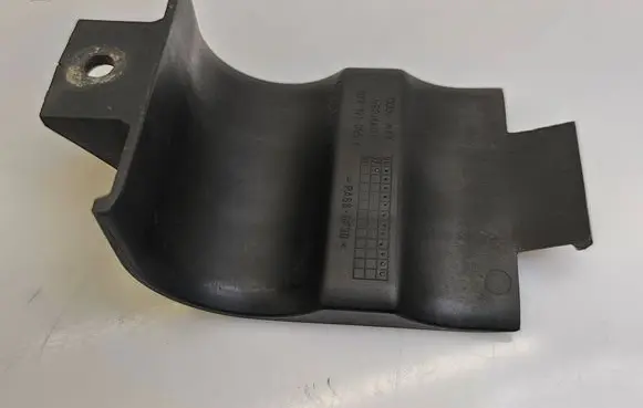 Audi A8 S8 D2 4D Intercooler pipe mounting bracket 077121095A