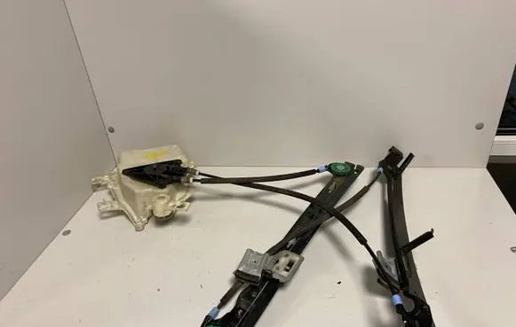 Seat Toledo III (5P) Front window lifting mechanism without motor 5P0837401A