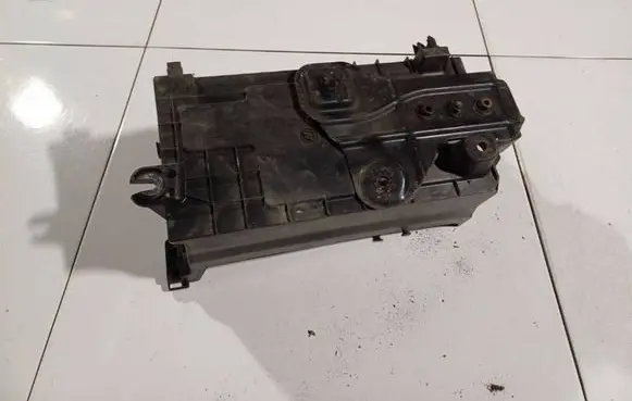 Opel Insignia A Battery box tray cover/lid ASM1330952