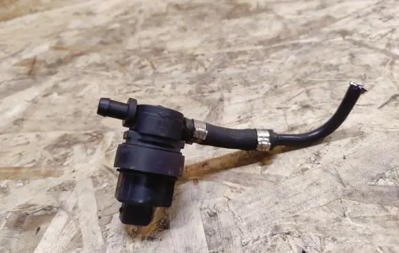 Mercedes-Benz S AMG W220 Engine mount vacuum valve 0004703593