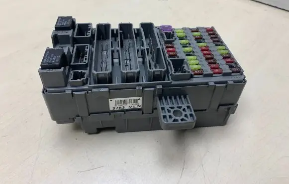 Honda Civic Fuse module 090629 2LN32FGT 37832LN