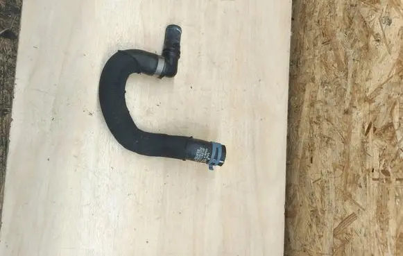 Porsche Cayenne (9Y0 9Y3) Engine coolant pipe/hose 4M1819552