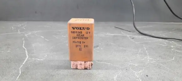 Volvo 850 Fuel pump relay 6806345