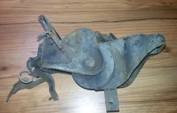 Mazda 626 Engine mount bracket