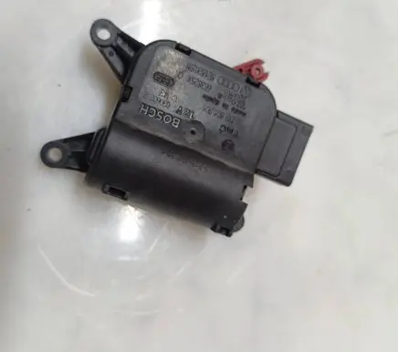 Audi A4 S4 B5 8D Air flap motor/actuator 0132801301 663825XC 8E1820511