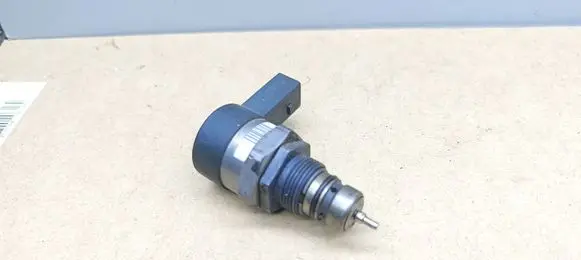 BMW 3 E90 E91 Fuel pressure regulator 0281002949