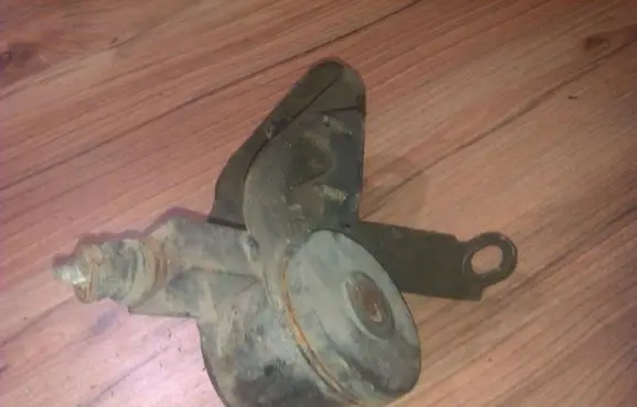 Mazda 626 Engine mount bracket