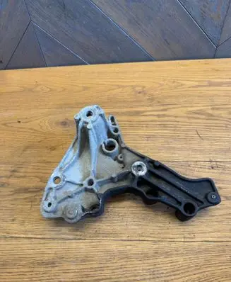 Opel Vivaro Engine mounting bracket 93455374