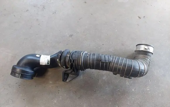 Mercedes-Benz C W203 Air intake hose/pipe A2710901437 A2035280682