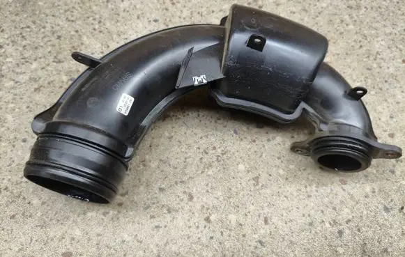 Volvo XC40 Air intake duct part 32252698 8889157397
