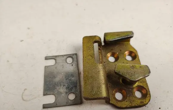 Saab 900 CD Front door lock loop/hook striker 8262750 6996813