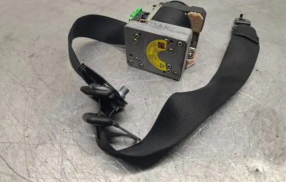Mercedes-Benz C W203 Front seatbelt 33015930F 2018680222