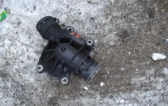 BMW X5 E53 Thermostat housing 