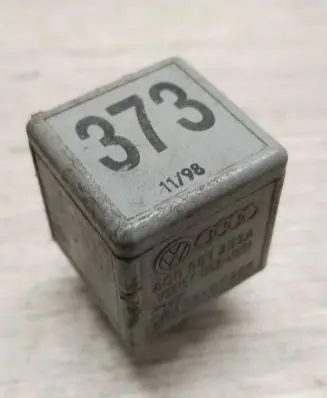 Volkswagen PASSAT B5.5 Other relay 8D0951253A