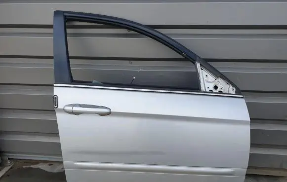 Chrysler Pacifica Front door