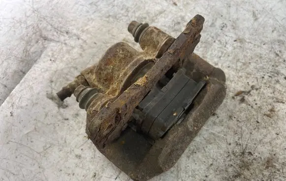 Mitsubishi Pajero Sport I Rear brake caliper
