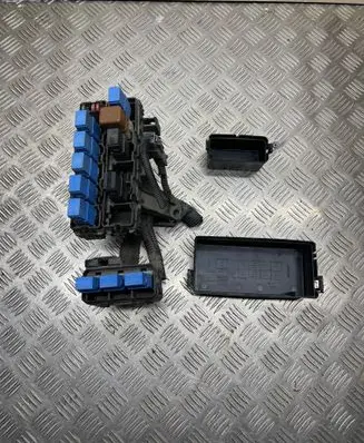Nissan Navara D40 Relay mounting block 