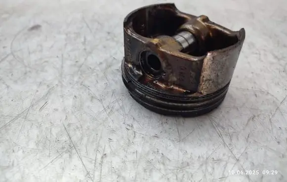 Mercedes-Benz C W204 Piston 