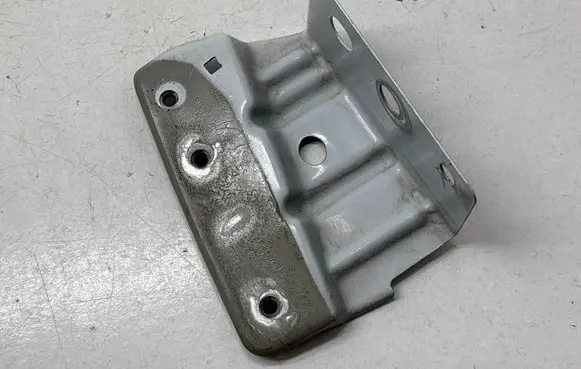 Nissan Qashqai Fender mounting bracket 