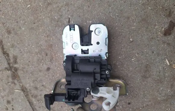 Audi A1 Loading door lock 