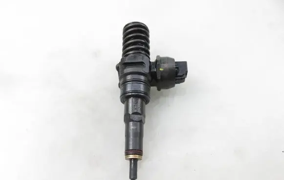 Volkswagen Polo IV 9N3 Fuel injector 0414720215 038130073AG
