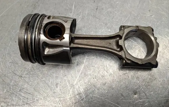Opel Astra H Piston with connecting rod 