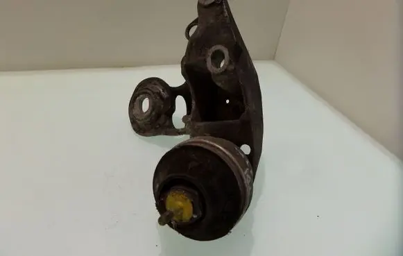 Volkswagen PASSAT B5.5 Engine mounting bracket 8E0199351