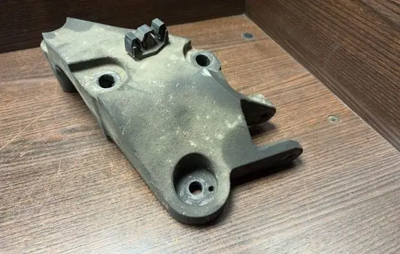 Renault Master II Engine mounting bracket 8200190553