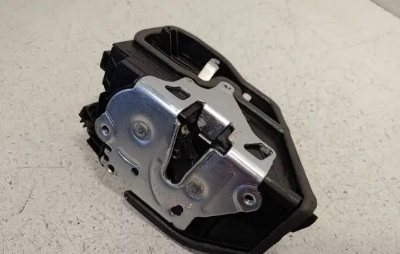 BMW X3 F25 Front door lock 7318416 51217318416 51217276668