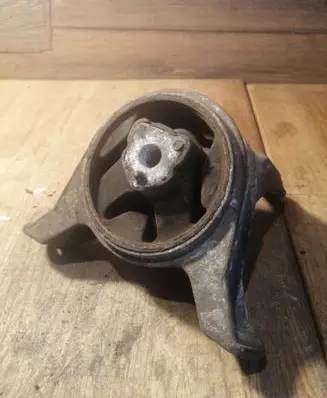 Opel Zafira A Engine mount bracket
