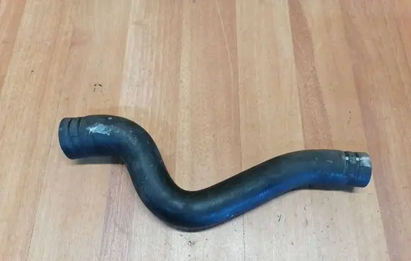Engine coolant pipe/hose