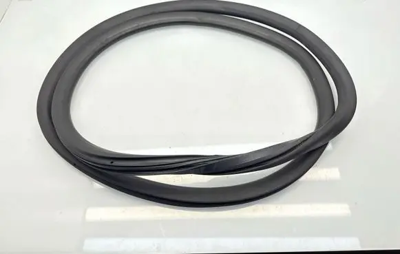 Opel Mokka B Rear door rubber seal (on body) 
