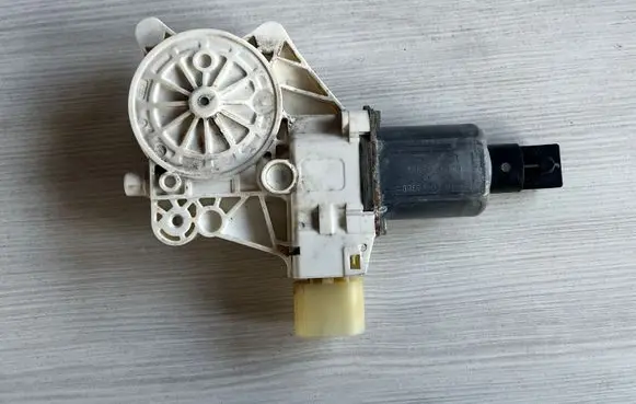 BMW 4 F32 F33 Front door window regulator with motor 0130822515