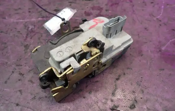 Peugeot 206 CC Front door lock 