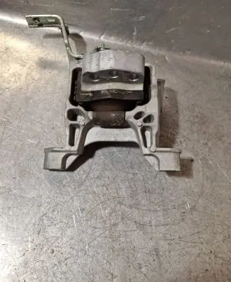 Mazda CX-5 Engine mount bracket K1442